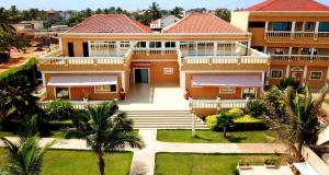 an aerial view of a house with palm trees at Hôtel Résidence Madiba in Lomé