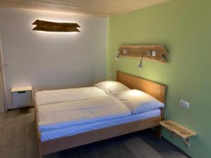 Ein Bett oder Betten in einem Zimmer der Unterkunft penzion a kemp Harasov