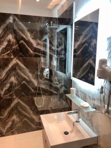 A bathroom at Hotel Ariel Silva