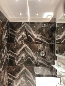 A bathroom at Hotel Ariel Silva