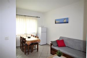 sala de estar con mesa y sofá en T1+1 Praia da Rocha/ Gaivota Mar 5, en Portimão
