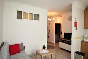 T1+1 Praia da Rocha/ Gaivota Mar 5 في بورتيماو: غرفة معيشة بها أريكة وطاولة