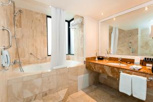 Baðherbergi á Hotel Melia Lima