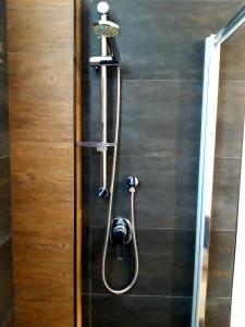 une douche avec un tuyau fixé à un mur dans l'établissement Metro Station Mini Van CAPSULA House, à Turin