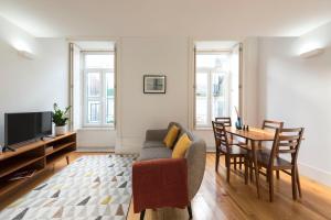 een woonkamer met een bank en een tafel bij Apartment Firehouse by Sweet Porto - Free Parking in Porto