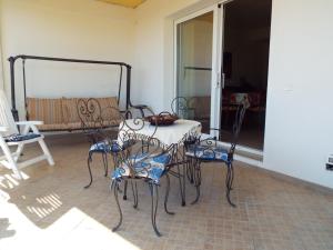 ein Zimmer mit einem Tisch und Stühlen in einem Zimmer in der Unterkunft Casa Vacanza Mare Sole in Alcamo Marina