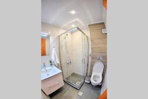 Kúpeľňa v ubytovaní Calma Luxury Apartments #2 Sozopoli in Halkidiki