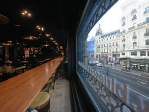room00 Gran Vía Hostel餐厅或其他用餐的地方