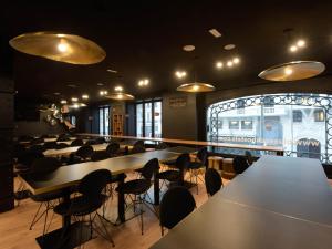 room00 Gran Vía Hostel餐厅或其他用餐的地方