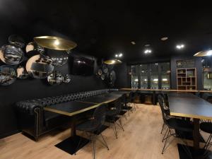 room00 Gran Vía Hostel餐厅或其他用餐的地方