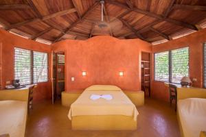 1 dormitorio con 1 cama con arco en Hotel Playa Negra, en Paraíso