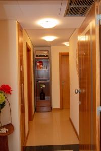 um corredor com um frigorífico num quarto em Vizinha’s Dad’s Apartment em Ponta Delgada