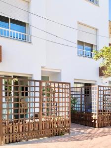 une clôture en bois devant un bâtiment dans l'établissement Nid Douillet pour 2, à Sfax