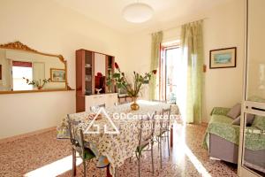 マリーナ・ディ・マンカヴェルサにあるGD Case Vacanza -Villino vista mare-のリビングルーム(テーブル、ソファ付)
