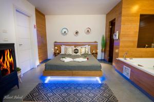 1 dormitorio con 1 cama, chimenea y bañera en Yosefdream Luxury suites, en Had Nes
