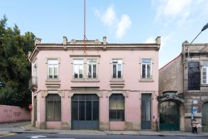 een roze gebouw op de hoek van een straat bij Apartment Firehouse by Sweet Porto - Free Parking in Porto
