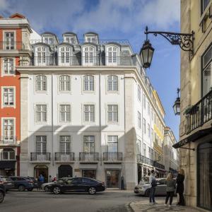 um grande edifício branco com uma varanda numa rua em Lisbon Serviced Apartments - Madalena em Lisboa