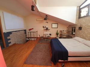 1 dormitorio con cama y pared de ladrillo en Welcome B&B Lodi, en Lodi