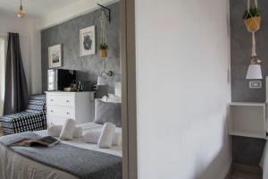 Rúm í herbergi á Piccolo Hotel Boutique