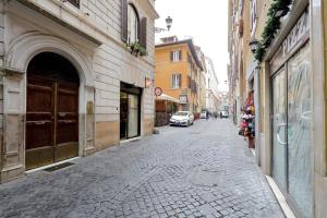 ローマにあるEVE Guest House at Trevi Fountainの路上駐車車の石畳の路地