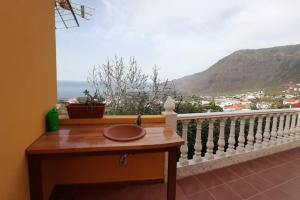 a balcony with a table and a view of the ocean at Casita con Encanto in Frontera