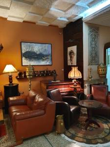 Ambassy Hotel的休息区