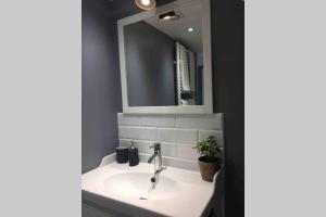 un bagno con un lavandino bianco e uno specchio di The Loft at Craiglea a Pitlochry