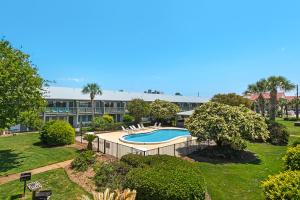 una vista exterior de un complejo con piscina en Hidden Beach Villas 215 en Santa Rosa Beach