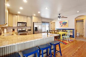 eine Küche und ein Esszimmer mit Tisch und Stühlen in der Unterkunft Cubbyz Cabin in Garden City