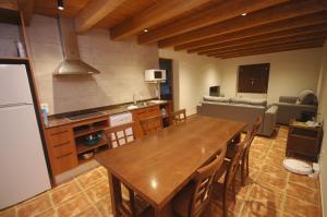 eine Küche mit einem Holztisch und einem Esszimmer in der Unterkunft Torre del mig in La Seu d'Urgell
