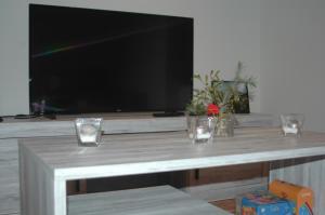einen großen Flachbild-TV auf einem Tisch in der Unterkunft Torre del mig in La Seu d'Urgell