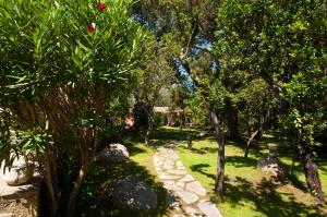 Villa Les Lieges de Palombaggia外面的花园