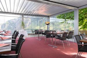 Reštaurácia alebo iné gastronomické zariadenie v ubytovaní Hotel Roggerli