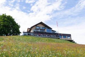 Vonkajšia záhrada v ubytovaní Hotel Roggerli