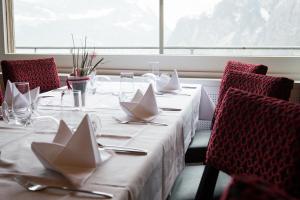 Reštaurácia alebo iné gastronomické zariadenie v ubytovaní Hotel Roggerli