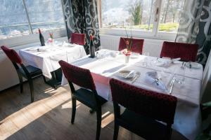 Reštaurácia alebo iné gastronomické zariadenie v ubytovaní Hotel Roggerli