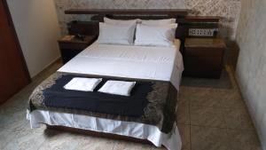 Millenium Hotel tesisinde bir odada yatak veya yataklar