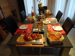 una mesa con comida y pan encima en la grange à Caroline en Ayent