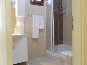 y baño con ducha, aseo y lavamanos. en Sirman Apart Hotel, en Sarigerme