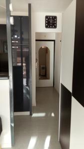 einen Flur in einem Gebäude mit einem Schild an der Wand in der Unterkunft Residence Saint Clair - Studio Elena in Cap d'Agde