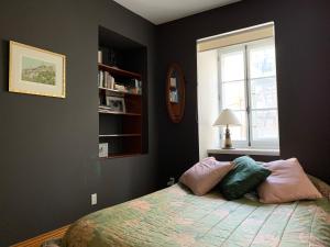 ein Schlafzimmer mit einem Bett mit zwei Kissen darauf in der Unterkunft Artillery view Condo (free parking) in Québec