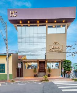 a hotel colonial building with a sign on it at Colonial Hotel Itatiba in Itatiba