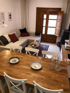 uma sala de estar com uma mesa e um sofá em Casa San Nicolás em Morella