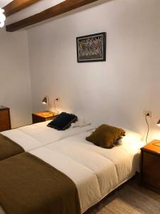 um quarto com uma cama com duas almofadas em Casa San Nicolás em Morella