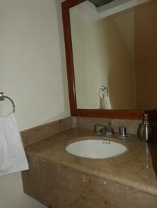 a bathroom with a sink and a mirror at Villa dentro del Hotel Vidanta Mayan Palace in Acapulco