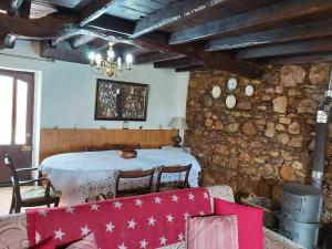 ein Wohnzimmer mit einem Tisch und einem Sofa in der Unterkunft Casa de Alagoa in Arganil