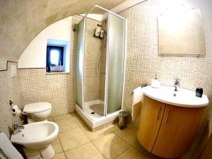 une salle de bain avec toilettes, lavabo et douche dans l'établissement Casa SantoStefano, à Matera