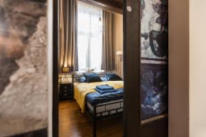 um quarto com uma cama e uma janela em Stylish Apartment in Krakow Old Town em Cracóvia