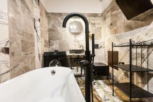 Kúpeľňa v ubytovaní Stylish Apartment in Krakow Old Town + 11 fotografií