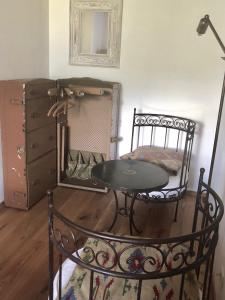 Zimmer mit einem Tisch, einem Stuhl und einer Kommode in der Unterkunft Privatzimmer am Thunersee in Leissigen
